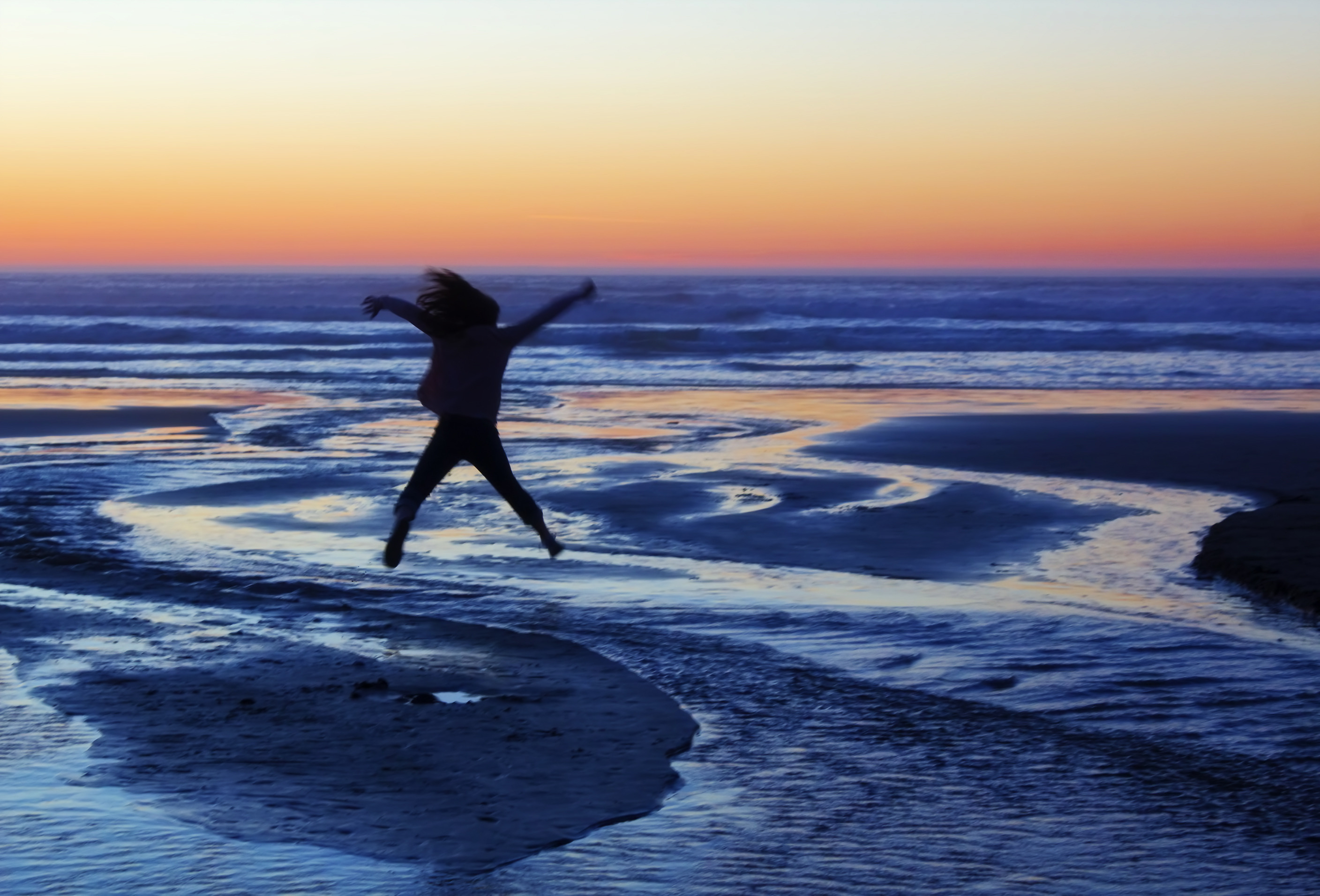 girl-on-ocean-beach_M16vo1Yu.jpeg - 2,23 MB